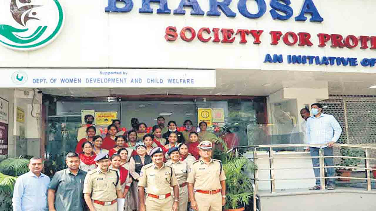 భరోసానిచ్చి.. సాంత్వన చేకూర్చి