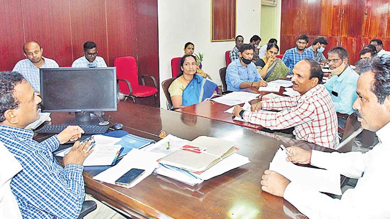 బడీడు పిల్లలను బడిలో చేర్పించాలి