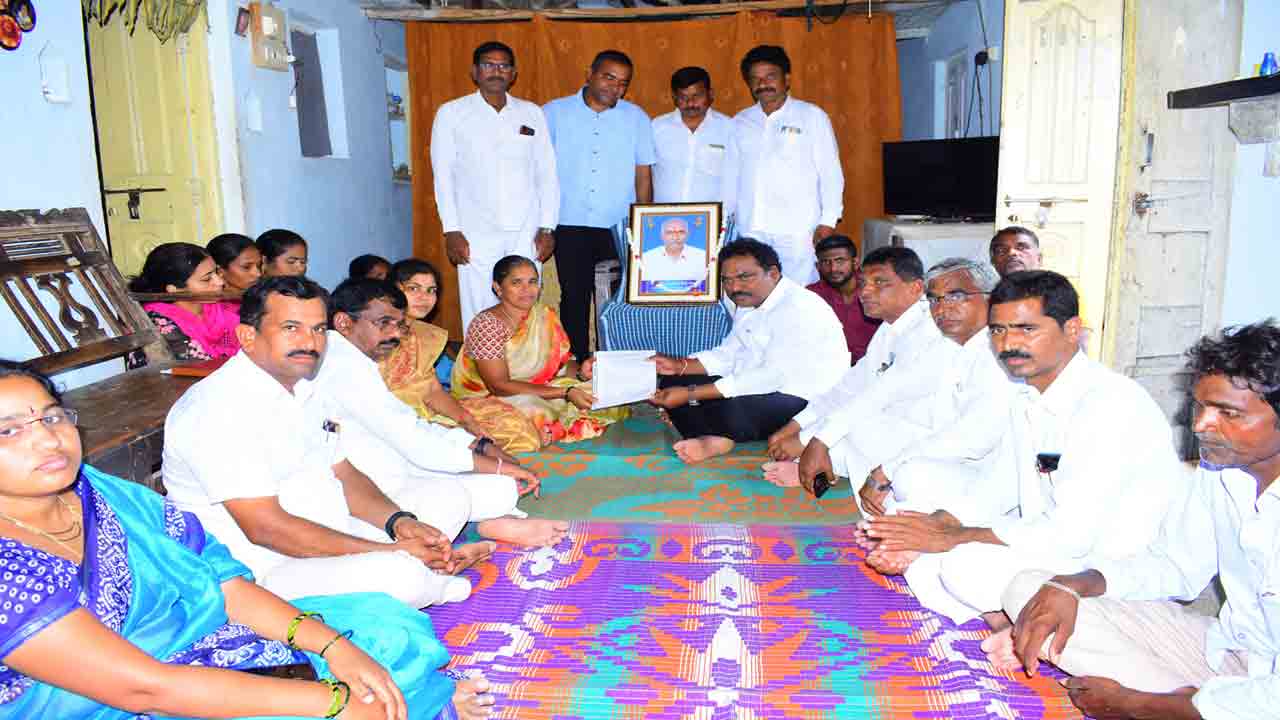 బీజేపీ కార్యకర్త కుటుంబానికి బీమా