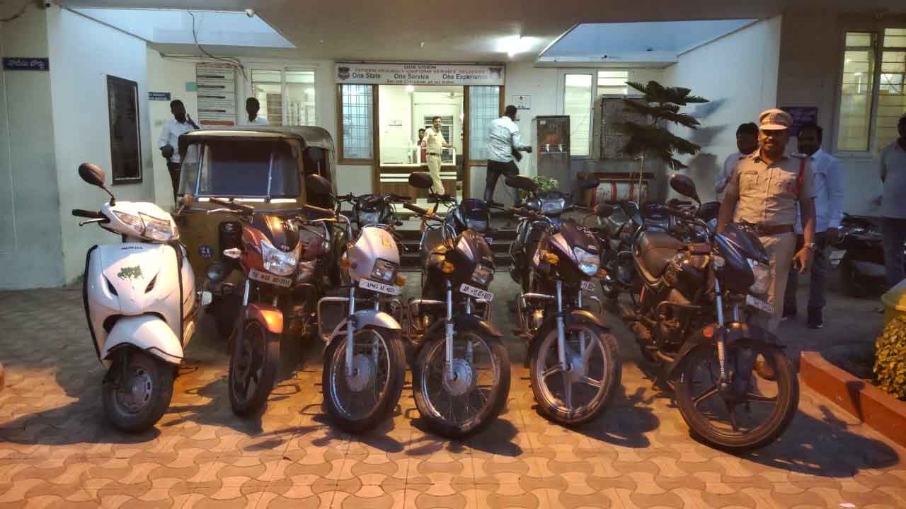 పోలీసులకు చిక్కిన వాహన దొంగ