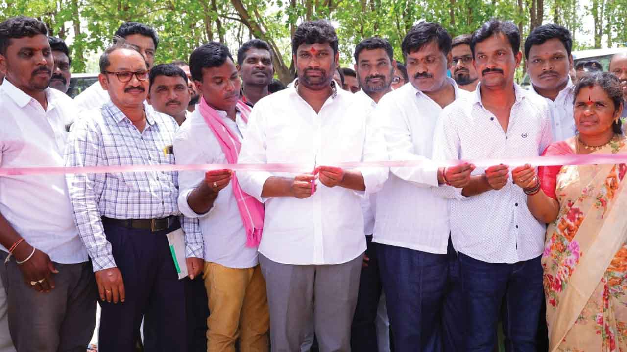 యువతను ప్రాత్సహించేందుకే క్రీడా ప్రాంగణాలు