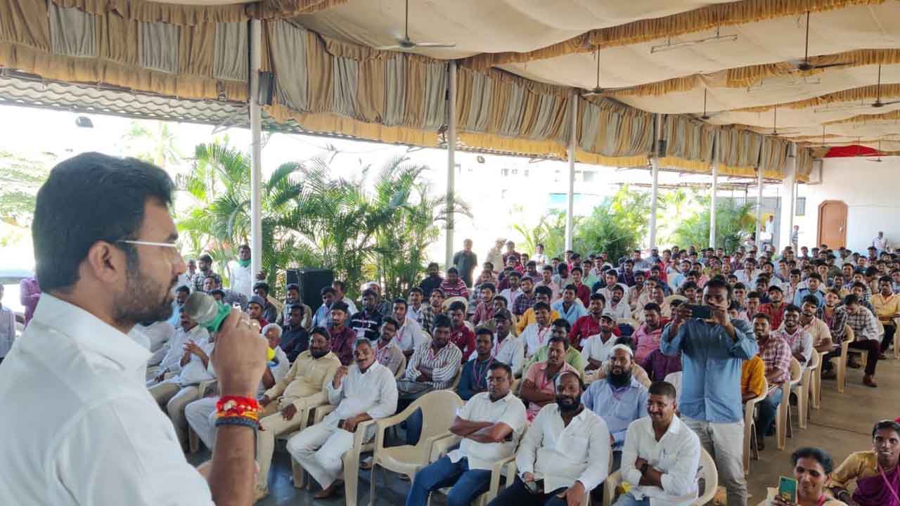 పట్టుదలతో చదివి ఉద్యోగం సాధించాలి