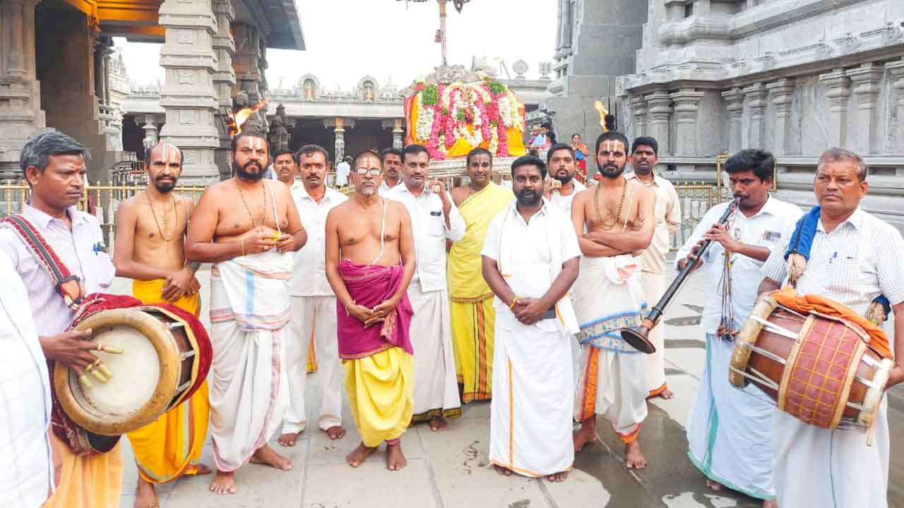 ఆండాళ్‌ అమ్మవారికి ఊంజల్‌ సేవోత్సవం