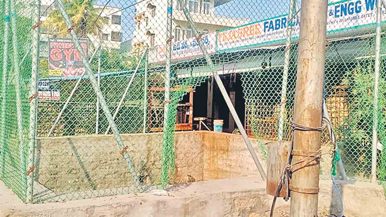 నాలాల వద్ద భద్రత చర్యలు ..!