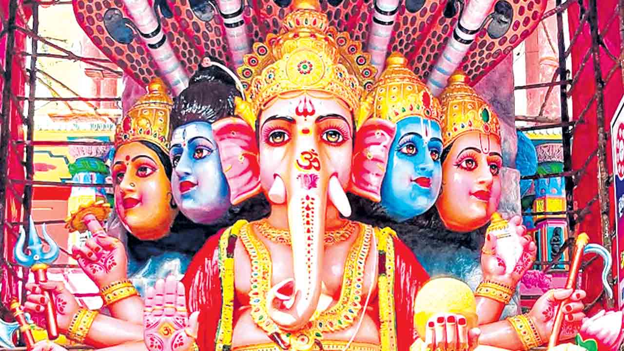 మహా గణపతి..ఈసారి పంచముఖ మహా లక్ష్మీ గణపతి