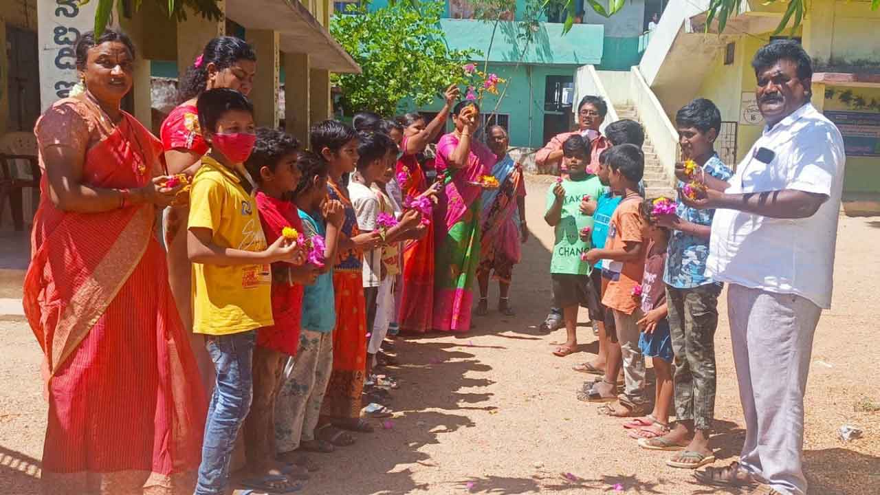 మోగిన బడిగంట