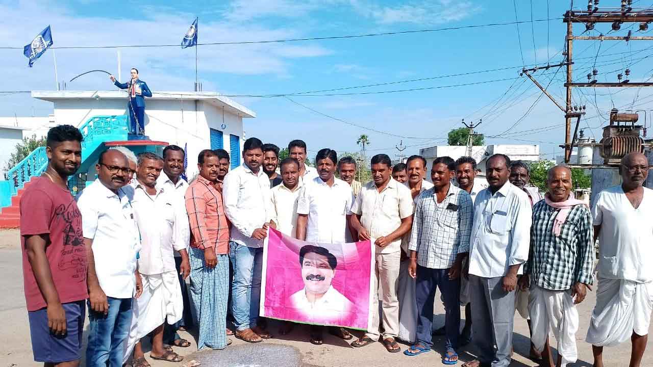 మంత్రి చిత్రపటానికి క్షీరాభిషేకం