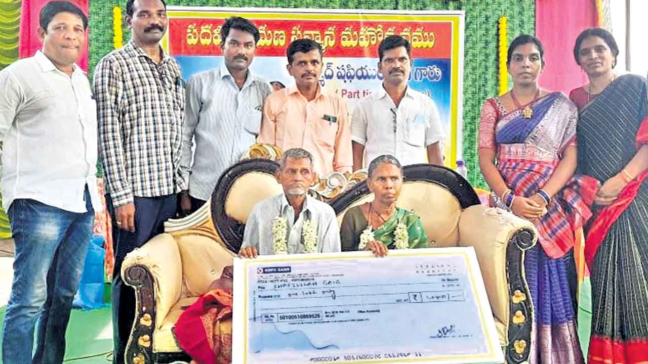 విశ్రాంత స్వీపర్‌కు 1.50 లక్షల వితరణ