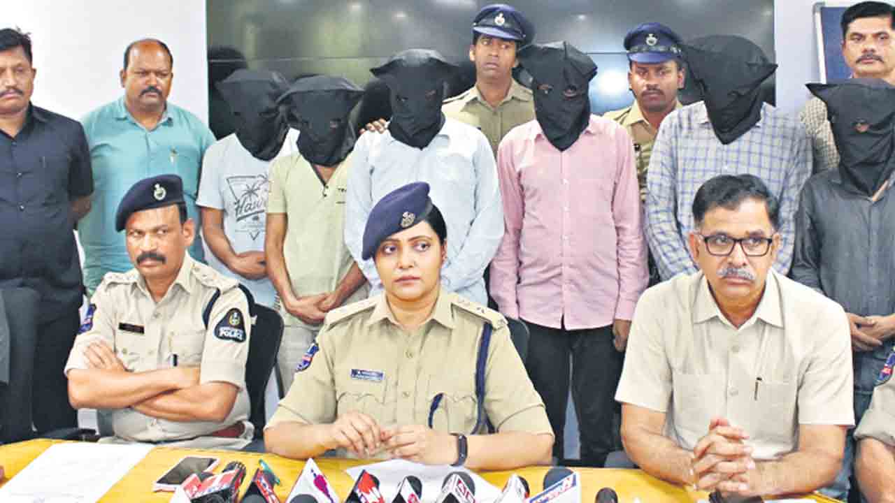 ప్రయాణికులుగా నటిస్తూ..తస్కరిస్తూ