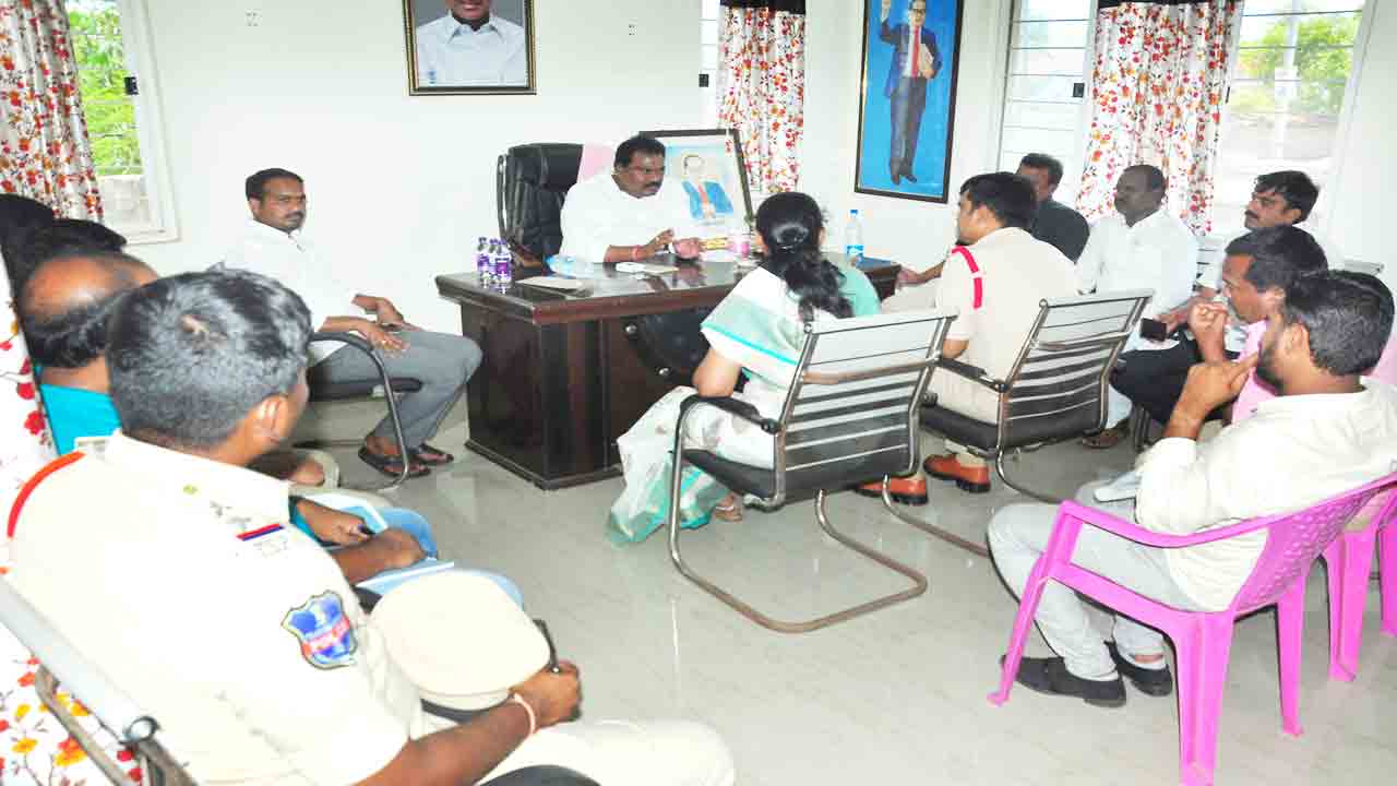 యువత సన్మార్గంలో నడిచేలా చూడాలి