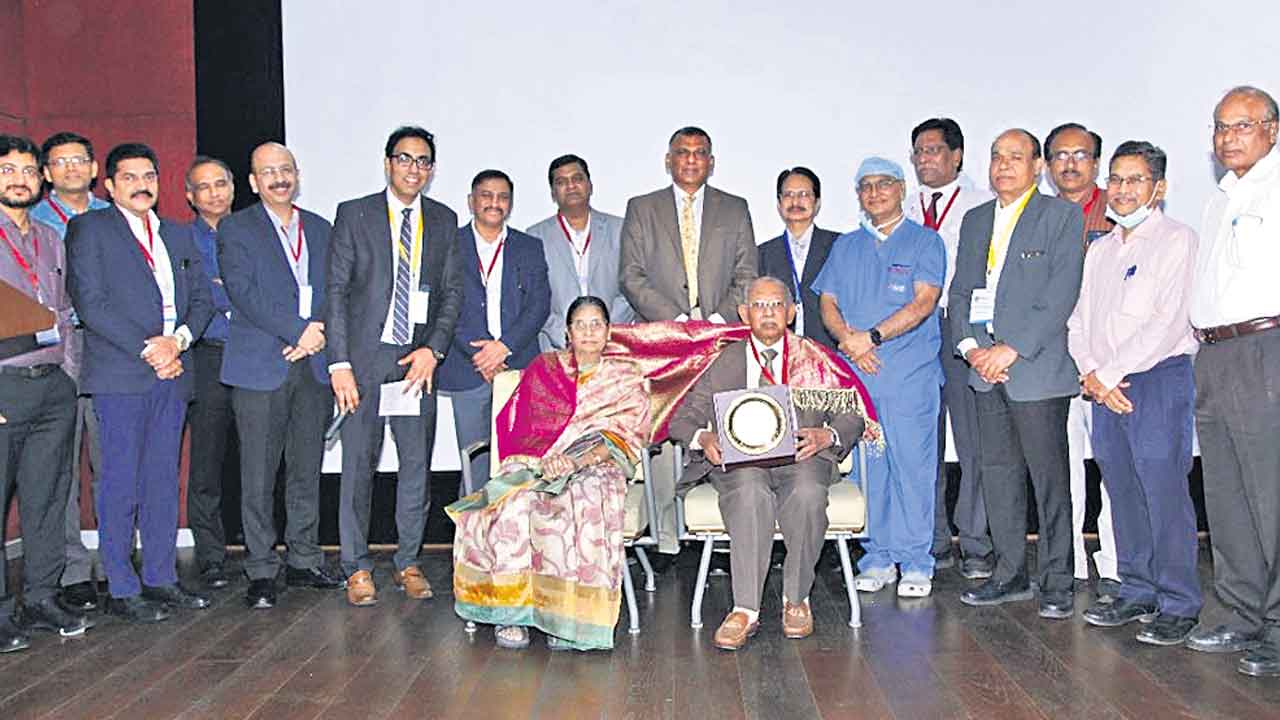 కిమ్స్‌లో లైవ్‌ సర్జరీ