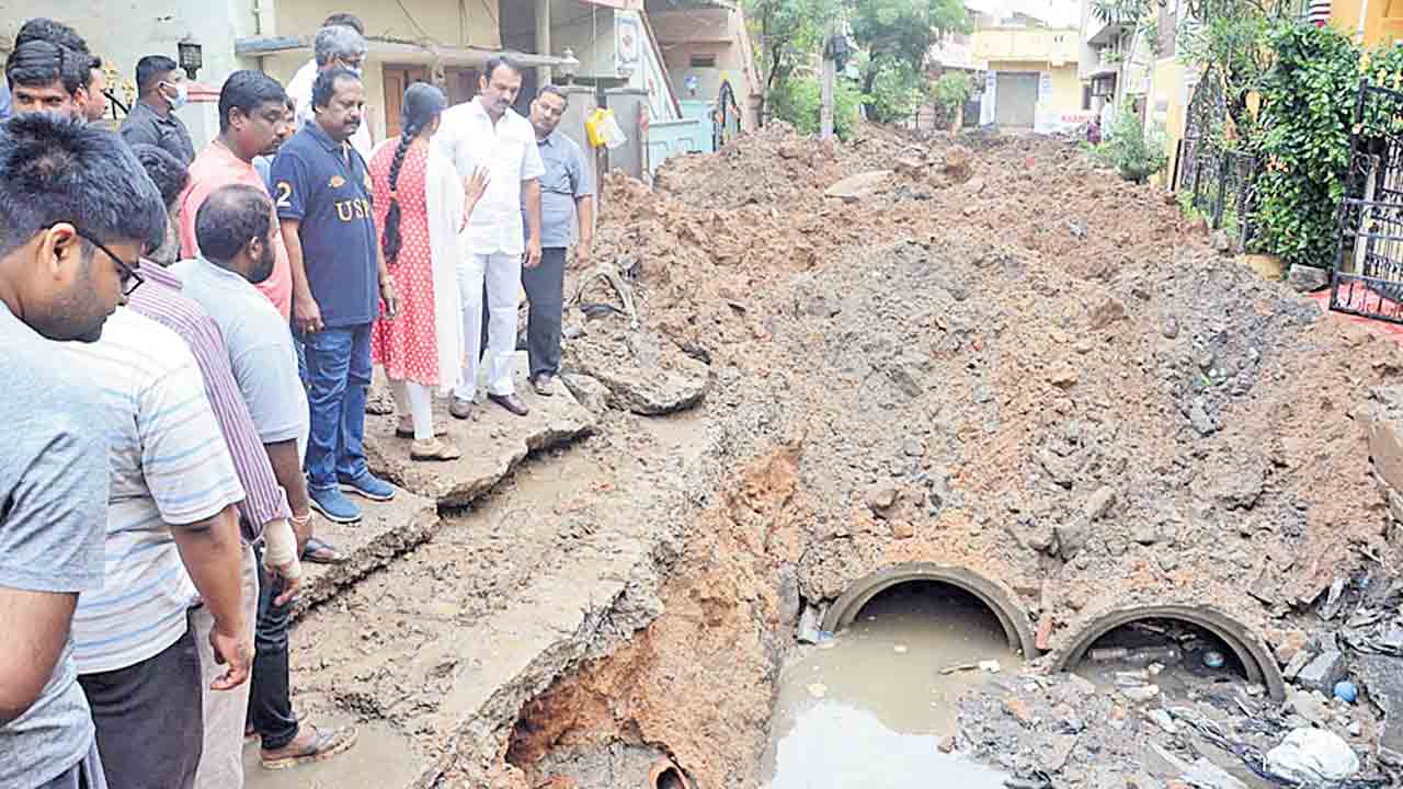 ధ్వంసమైన వాటర్‌, డ్రైనేజీ పైపులైన్లు పునరుద్ధరించండి