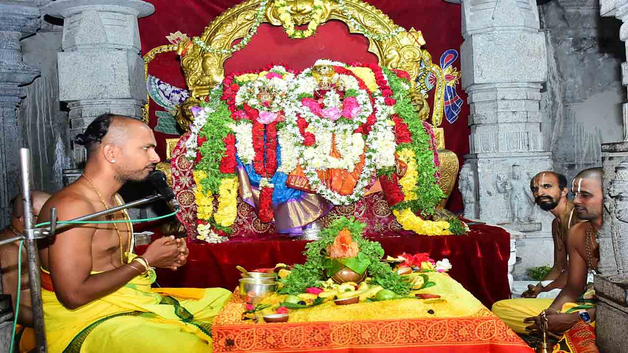 లక్ష్మీనరసింహుడికి నిత్యారాధనలు