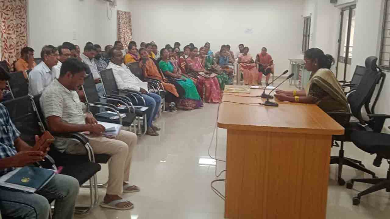 క్రీడా ప్రాంగణాలను పూర్తి చేయాలి