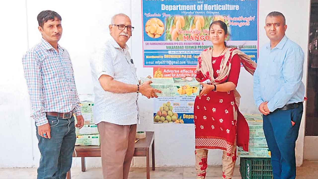 తెలంగాణ భవన్‌లో ‘అనంతగిరి మ్యాంగోస్‌’ విక్రయాలు