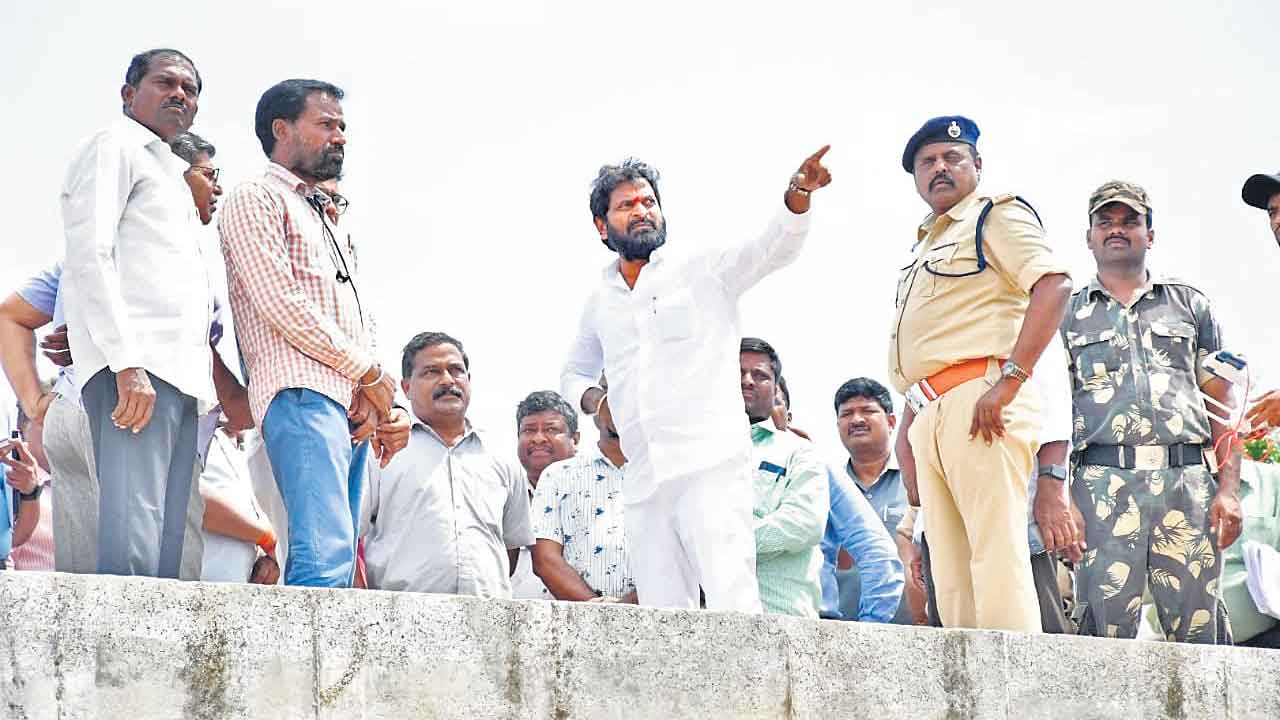 పర్యాటక పనులను పరుగులు పెట్టించాలి