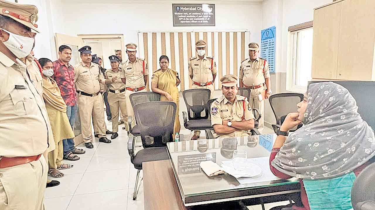 సీఐ సీట్లో మైనార్టీ కమిషన్‌ సభ్యురాలు