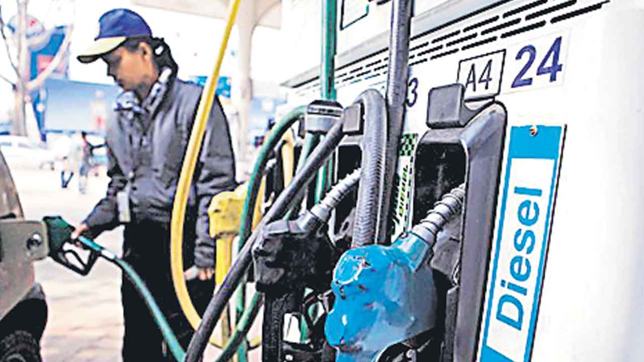 కొనడం తగ్గింది.. దుస్తులు, ఇంధన వ్యయాల్లో పొదుపు మంత్రం