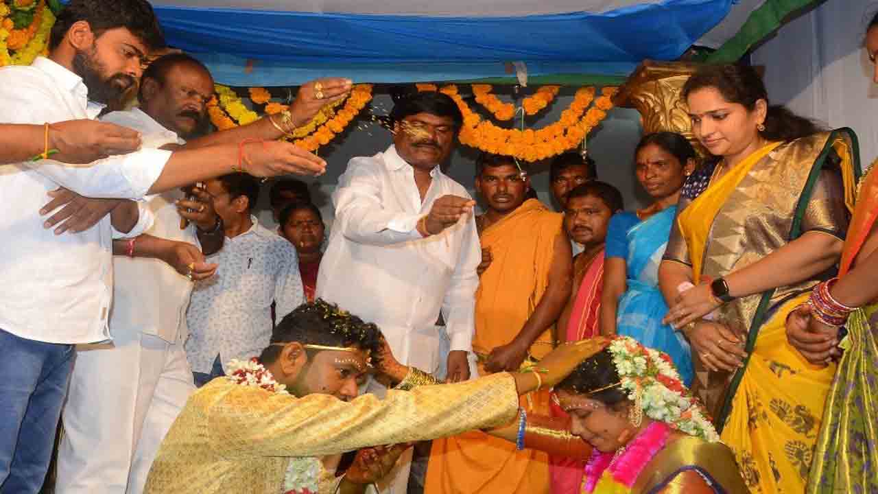 పేదింటి పెళ్లికి అన్నీ తామై..