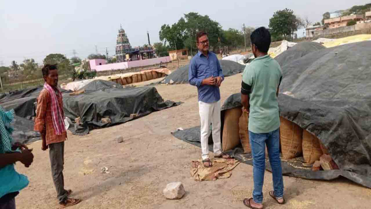రెండు రోజుల్లో ధాన్యాన్ని మిల్లులకు తరలించాలి