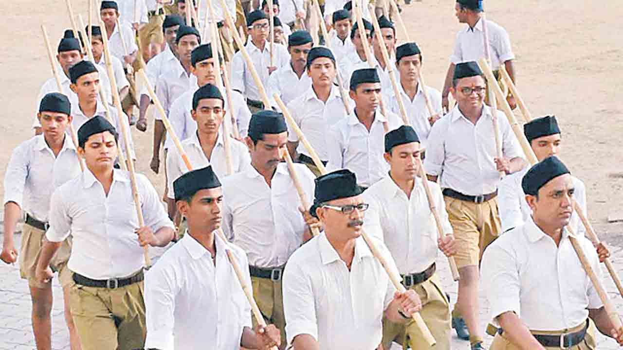 కర్ణాటకలో కాంగ్రెస్‌, బీజేపీ మధ్య చెడ్డీ వార్‌