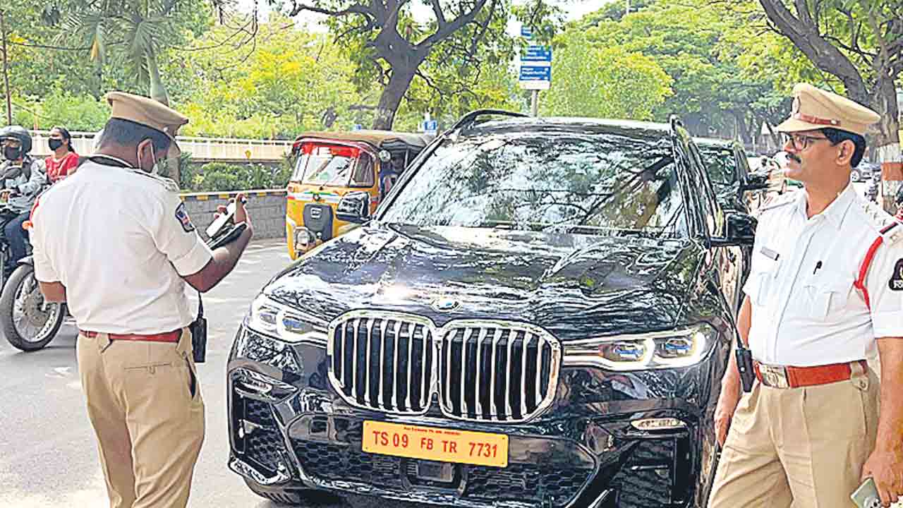 ఖరీదైన కార్లకు ఝలక్‌..