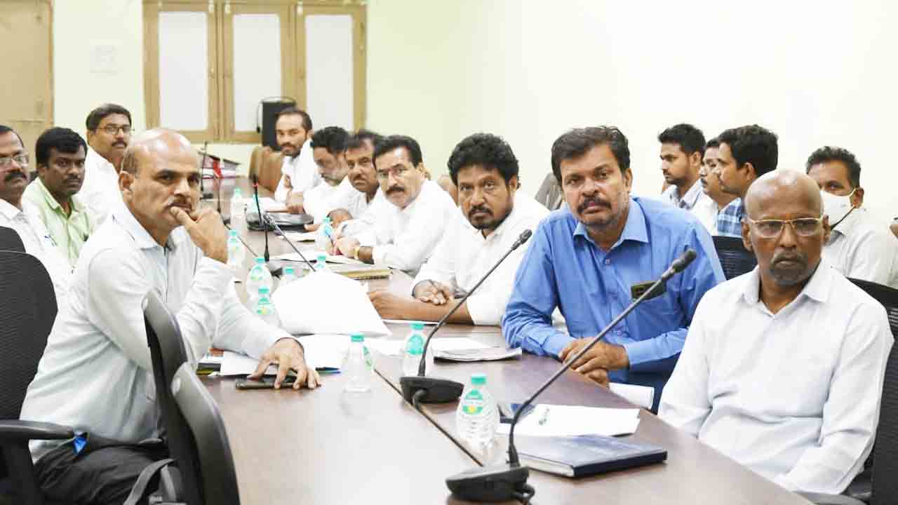 సర్కారు స్కూళ్లలో నాణ్యమైన విద్యనందించాలి