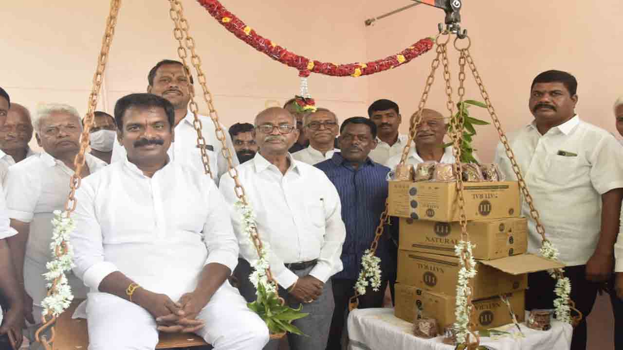 వెంకన్న ఆలయంలో తులాభారం సన్నిధి