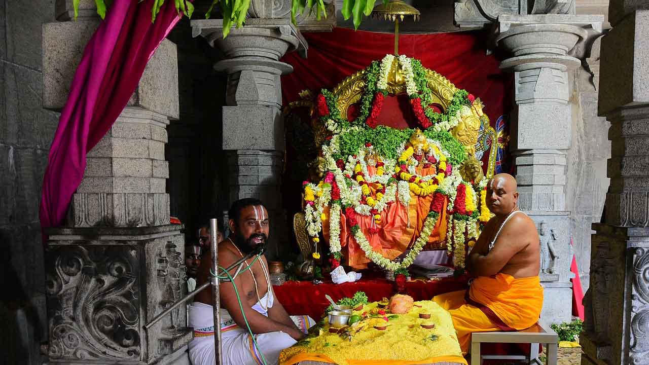 యాదాద్రిలో భక్తజన కోలాహలం