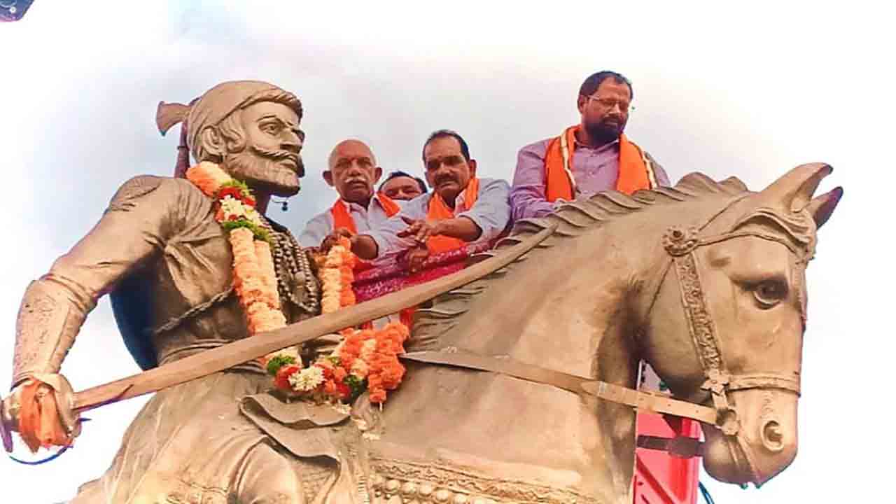 ప్రతి ఒక్కరూ శివాజీని ఆదర్శంగా తీసుకోవాలి