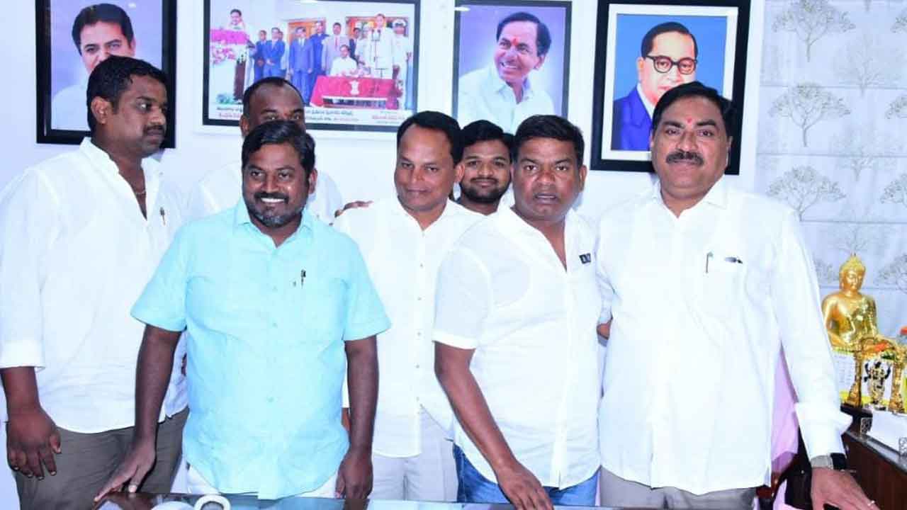 రోడ్ల నిర్మాణానికి నిధులివ్వండి