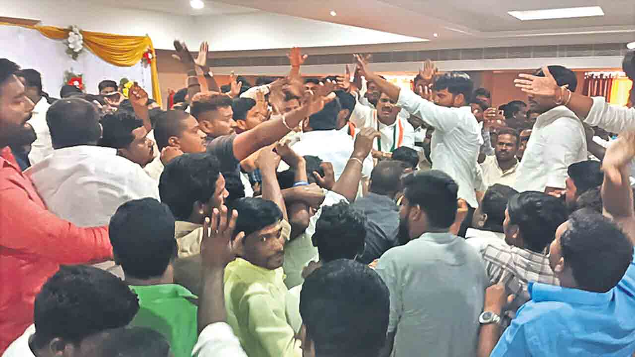 కాంగ్రెస్‌లో భగ్గుమన్న వర్గ విభేదాలు