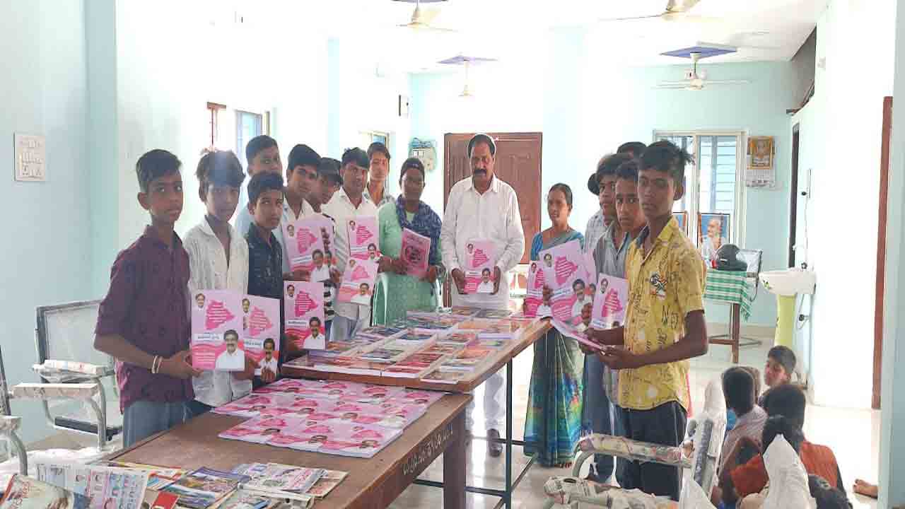 గ్రంథాలయాలకు మంత్రి ప్రశాంత్‌రెడ్డి పుస్తకాల వితరణ