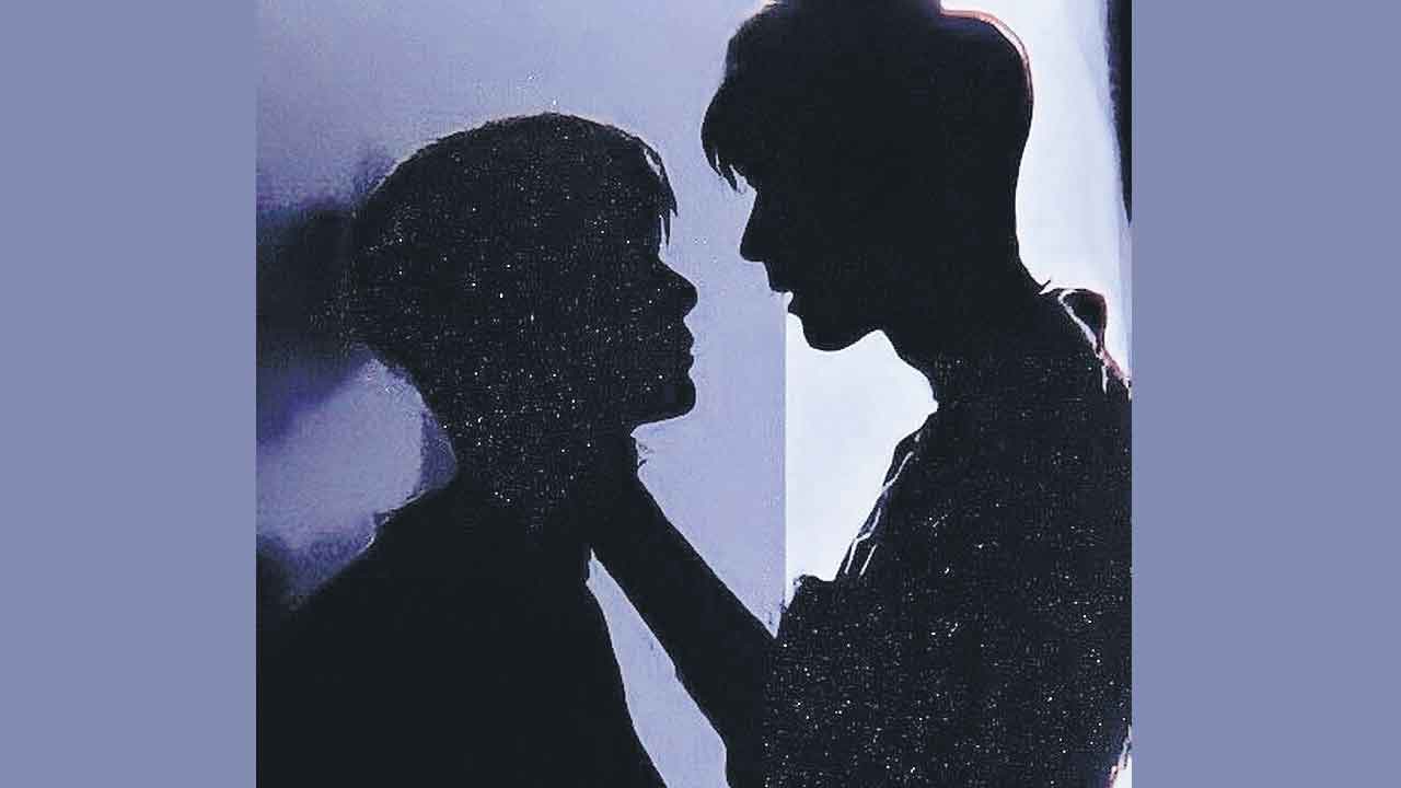 పరిచయం.. ప్రేమ.. సహజీవనం ఆపై స్వలింగ సంపర్కం