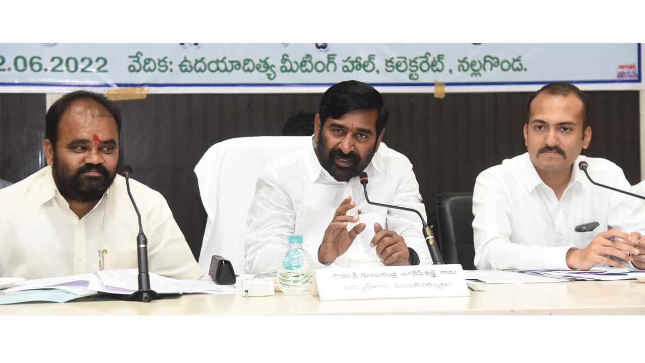 పల్లె, పట్టణ ప్రగతిని ప్రతిష్టాత్మకంగా నిర్వహించాలి