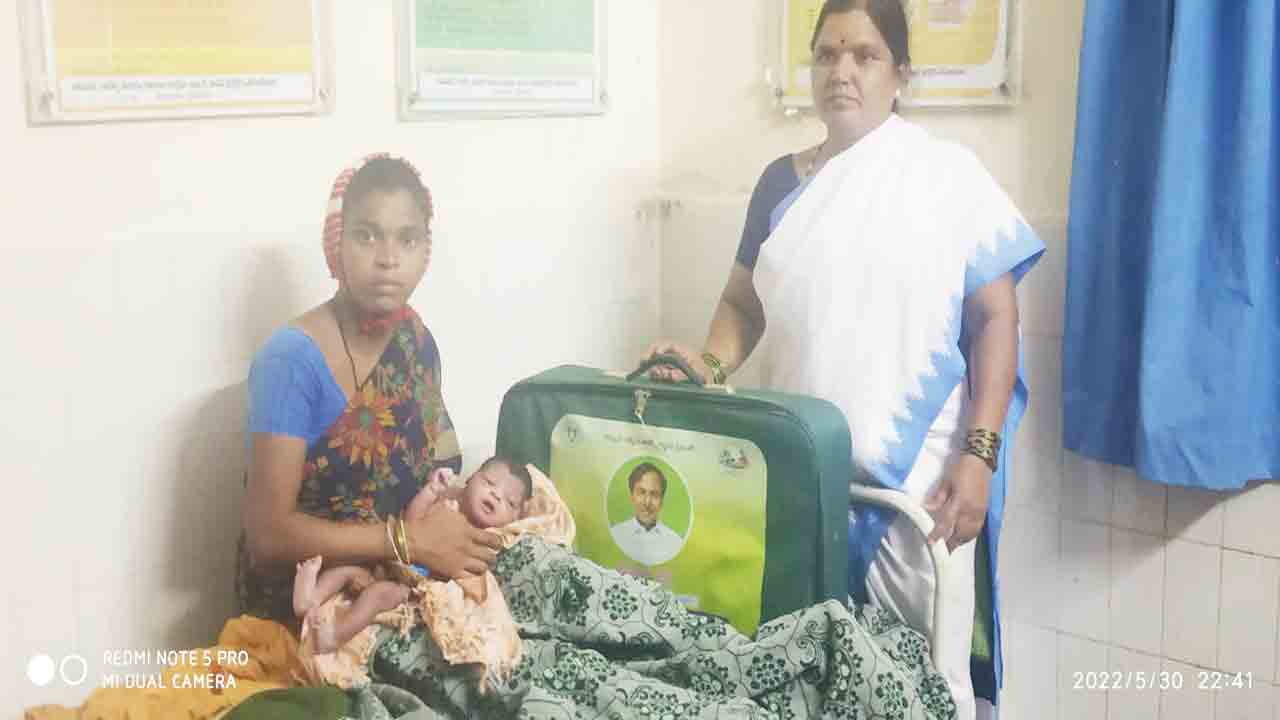 సర్కార్‌ దవాఖానలో సర్పంచ్‌ ప్రసవం