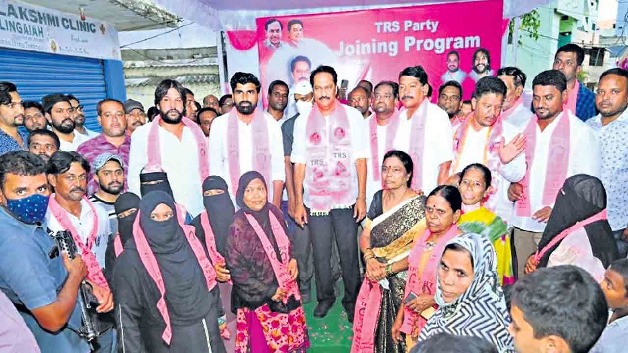 టీఆర్‌ఎస్‌లో 300 మంది చేరిక