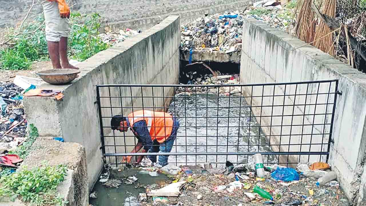 ప్రతి నాలా వద్ద ఫెన్సింగ్‌..