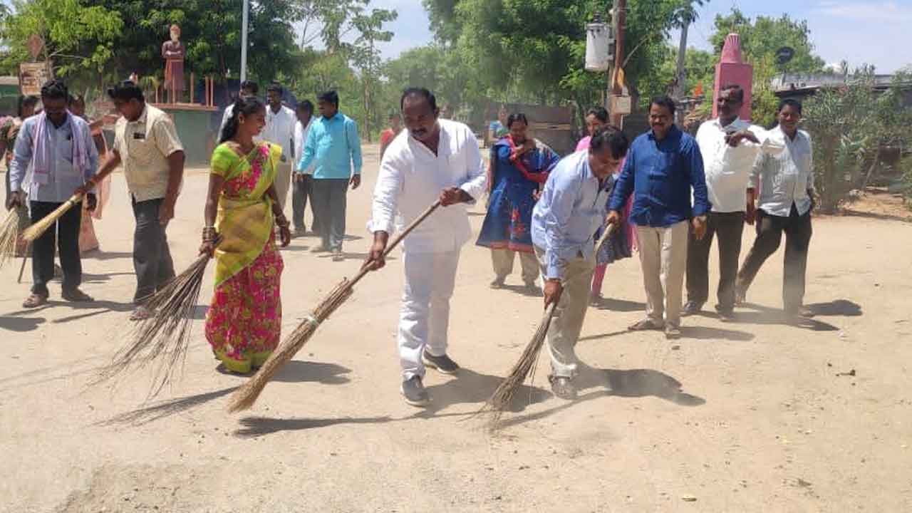 రోడ్లు ఊడుస్తూ.. చెత్త తీయిస్తూ