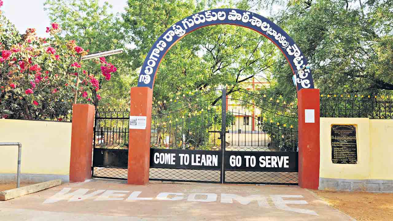 ఎస్సీ గురుకులాల్లో ఖాళీ సీట్లకు దరఖాస్తులు