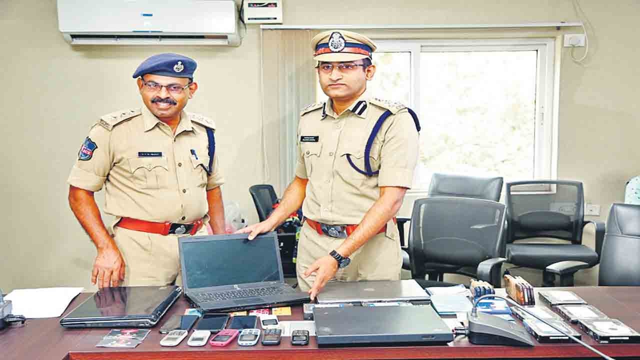 ఉద్యోగం వచ్చిందంటూ దోపిడీ