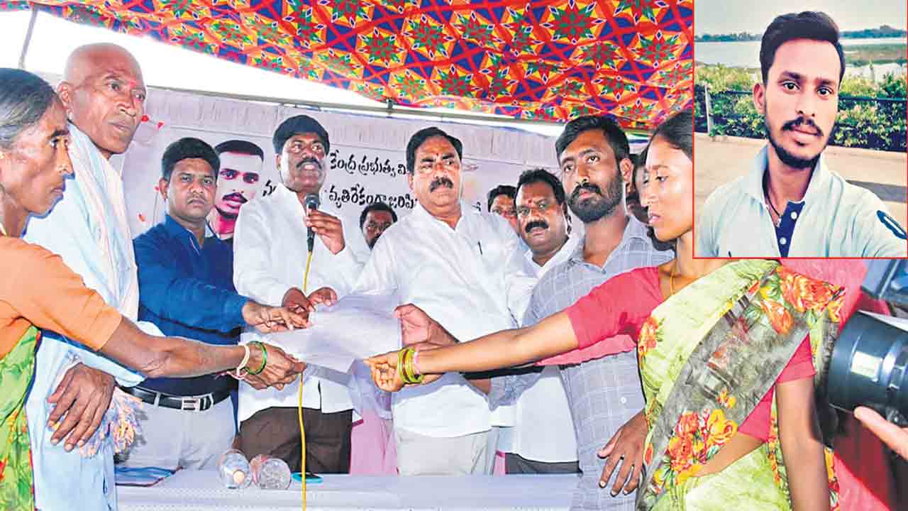 రాకేశ్‌ కుటుంబానికి 25 లక్షలు