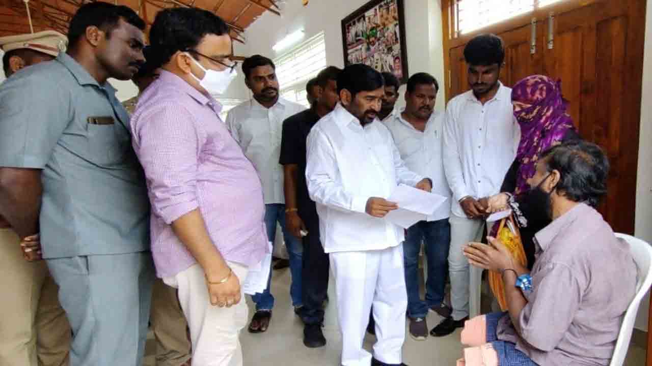 ఔదార్యం చాటిన మంత్రి జగదీశ్‌రెడ్డి