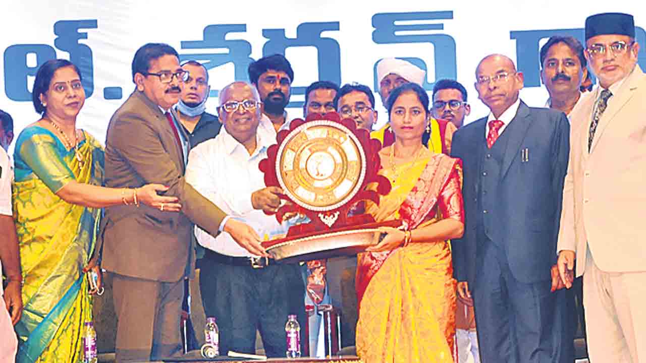 కలెక్టర్‌ శర్మన్‌ మానవతావాది