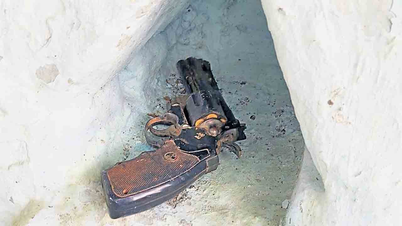 డమ్మీ రివాల్వర్‌ కలకలం!