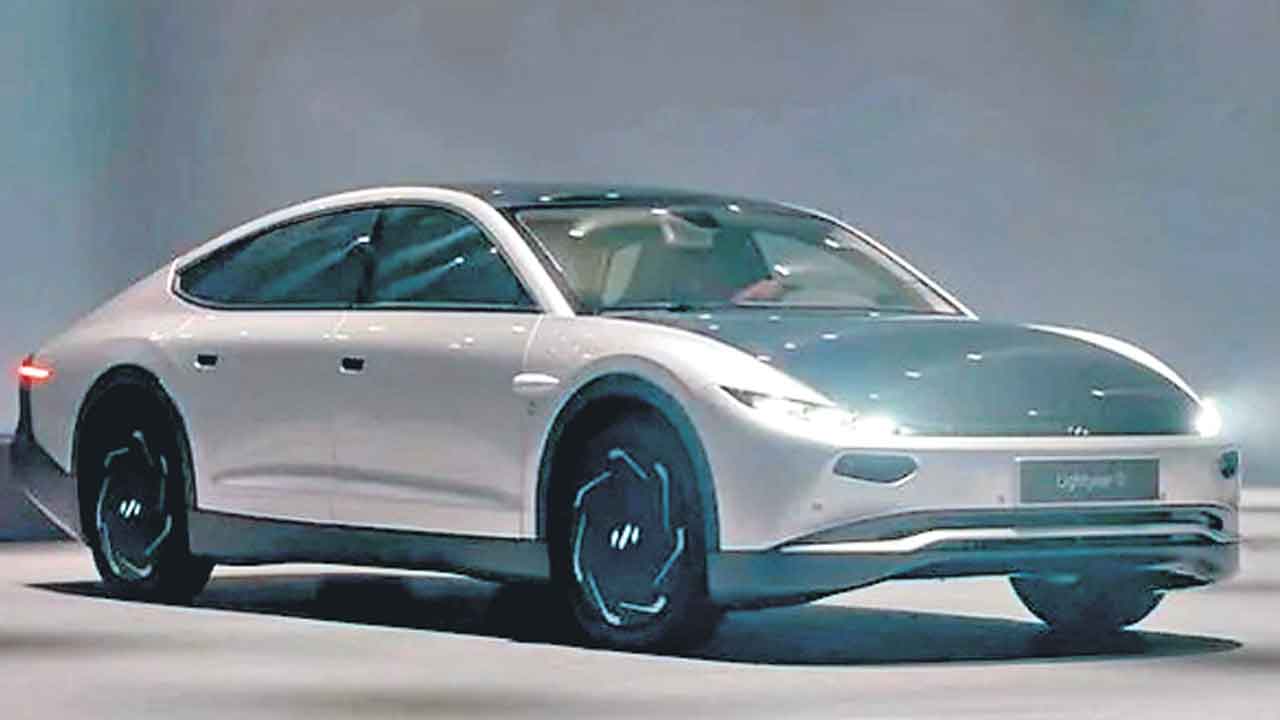 సోలార్‌ కారు వచ్చేస్తున్నది.. ఒక్కసారి చార్జ్‌ చేస్తే 7 నెలలు ప్రయాణించొచ్చు..!!