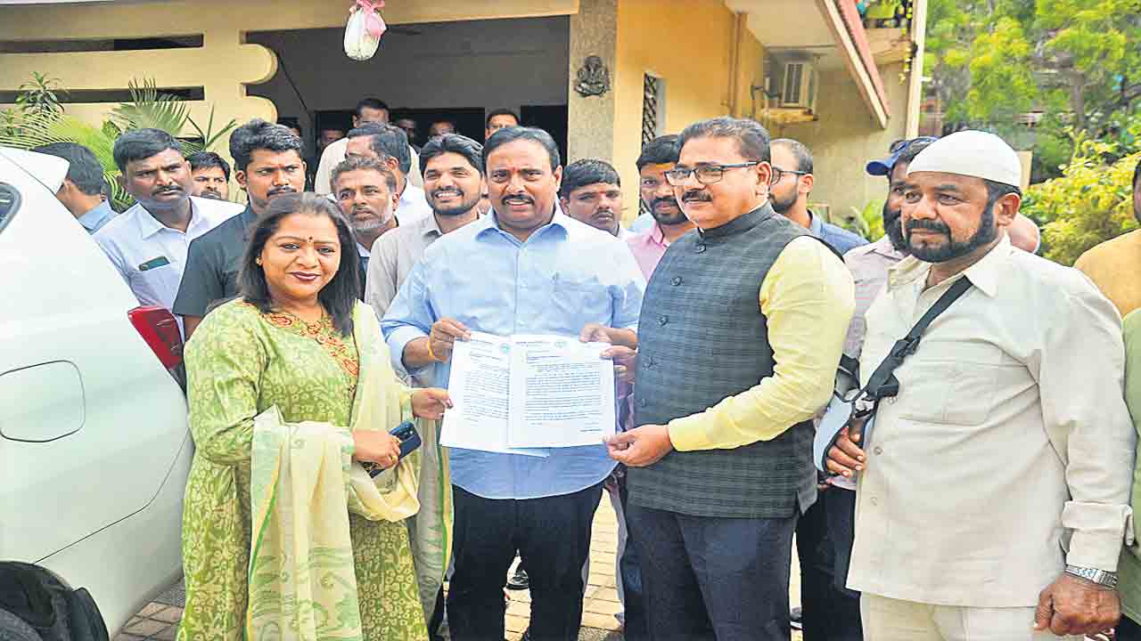 అభివృద్ధి పనులకు స్థలాలు అప్పగించాలి