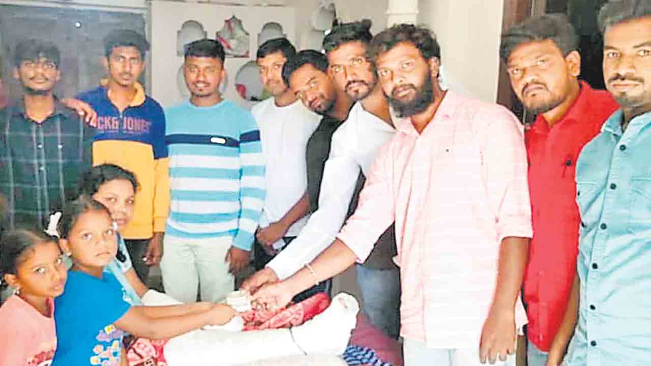 సమాజ సేవ చేస్తూ.. ఆదర్శంగా నిలుస్తున్న చేర్యాల యువకులు