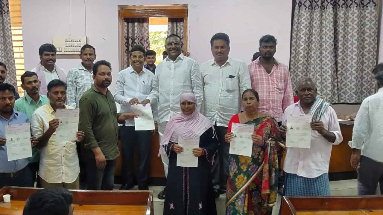 సీఎంఆర్‌ఎఫ్‌ చెక్కుల పంపిణీ