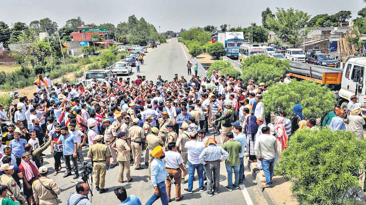 పండిట్ల మూకుమ్మడి వలస!